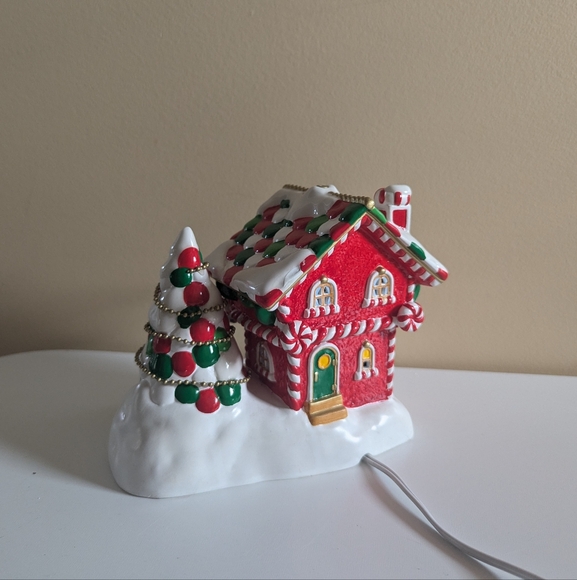 M&Ms VINTAGE Y2K CERAMIC LIGHT UP CHRISTMAS VILLAGE HOUSE - Picture 2 of 4